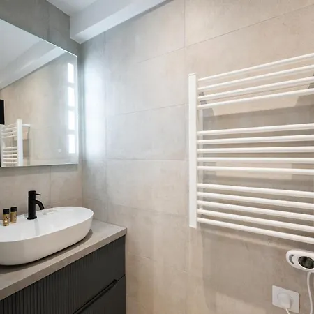 Apartment Deux Pieces Renove Au Coeur De La Vieille Ac